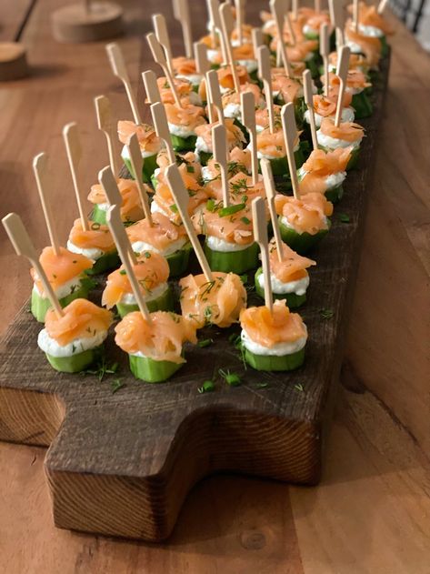 Cheap Canapes Ideas, Salmon Finger Food, Salmon Cucumber Bites, Smoked Salmon Cucumber, Bridesmaids Brunch, Party Canapes, Salmon Cucumber, Wedding Food Menu, Cucumber Bites