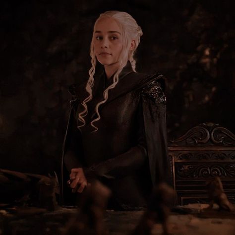 Daenerys Targaryen Season 7, Ackerman Fanart, Daenerys Targaryen Dress, Daenerys Targaryen Icons, Emilia Clarke Daenerys Targaryen, White Wig, Game Of Thrones Artwork, Targaryen Aesthetic, Iron Throne