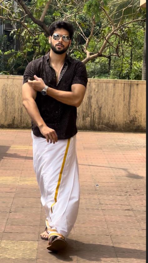 Onam Poses For Men, Mundu Kerala Men Poses, South Indian Men Outfit, South Indian Photoshoot Poses, Lungi Poses Men, Kerala Traditional Dress For Men, South Indian Look For Men, Mundu Kerala Men, Tamil Traditional Dress For Men