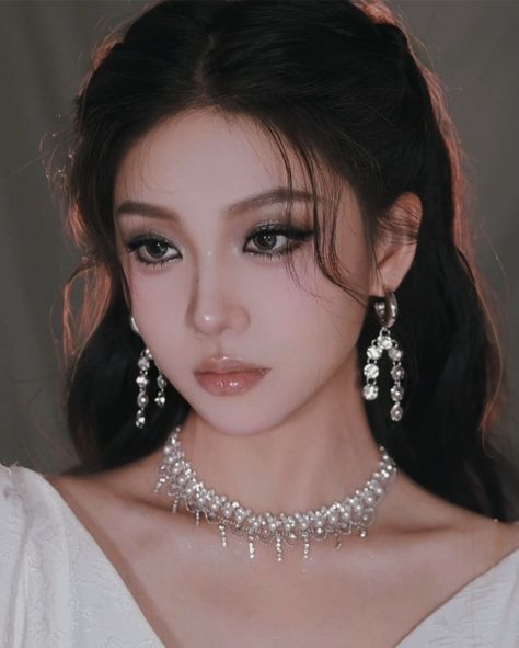 Asian Stage Makeup, Grad Makeup Asian, 3ce Makeup Look, Make Up Looks Douyin, Royal Makeup Looks Princess, Prom Korean Makeup, Asian Makeup Looks Glam, Dark Elegant Makeup, Asian Makeup Party