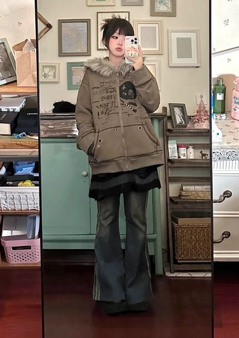 Cold Winter Outfits Grunge, Acubi Winter Outfit, Tired Outfit, Retro Winter Outfits, 90s Japan Fashion, 2000s Outfit Ideas, Y2k Fits, 일본 패션, Mori Fashion