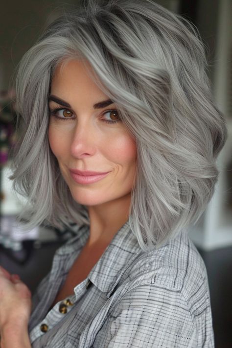 Transitioning to gray hair can present unique challenges. The process of growing out your natural color can be a bit tricky, especially during the awkward in-between stage. Finding a suitable hairstyle to navigate this phase and bridge the gap is key for a smooth transition. Grey Hair Journey, Gray Hair Growing Out, Hairstyles For Women Over 50, Silver Hair Color, Natural Gray Hair, Silver Blonde, Transition To Gray Hair, Best Short Haircuts, Chic Hairstyles