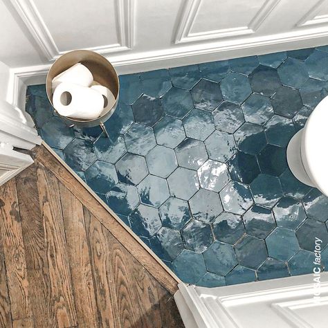 Bathroom Tile Mosaic, Hexagon Bathroom Tile, Hexagon Bathroom, Tile Mosaic, Bathroom Backsplash, Bathroom Tile, Decor Minimalist, House Bathroom, On The Floor