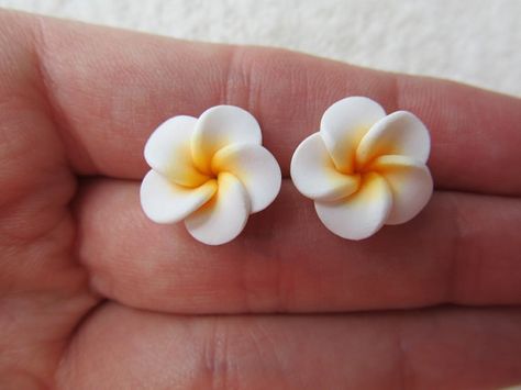 Hibiscus Clay Earrings, Color Clay Ideas, Clay Jwellery Idea, Polymer Earrings Ideas, Polymer Clay Crafts Ideas, White Plumeria, Flower Polymer Clay, Flower Clay, Diy Earrings Easy