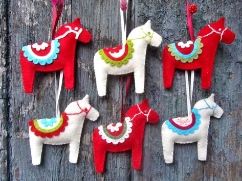 Dala Horse Christmas ornaments from the 'Love Making Things' blog... Diy Dala Horse, Dala Horse Ornament, Felt Dala Horse, Dala Horse Pattern, Scandinavian Horse, Felt Horse, Horse Template, Christmas Ornament Template, Swedish Dala Horse