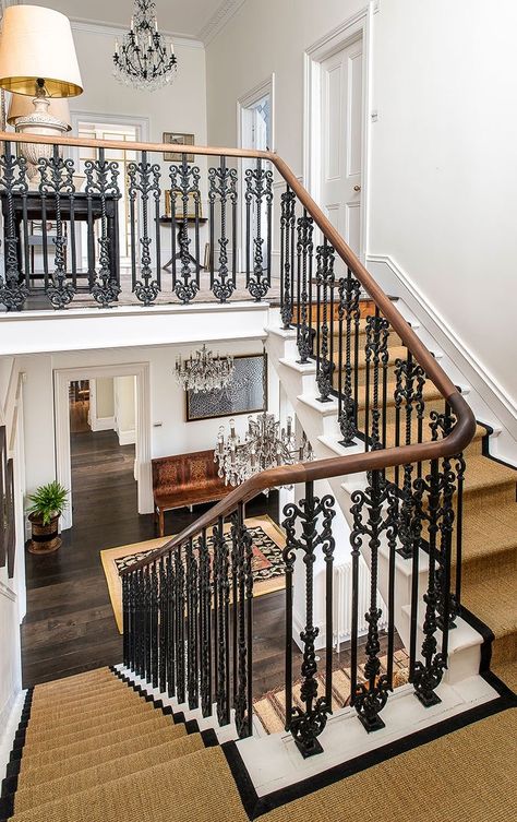 Dream Home Ideas Entrance, Grand Victorian House, Victorian Staircase Ideas, Victorian Entryway, Victorian Stairs, Victorian Staircase, درابزين السلم, Victorian House Interiors, House Staircase