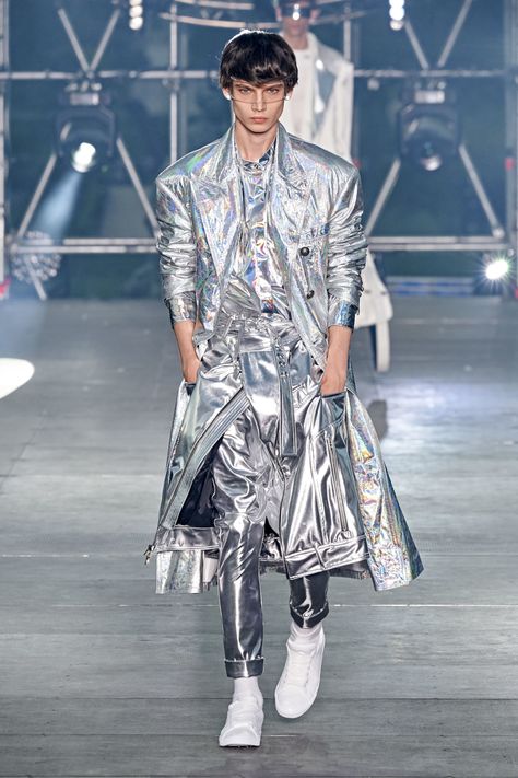 Balmain Spring 2020 Menswear Fashion Show - Vogue Balmain 2020, Dolly Fashion, Space Fashion, Balmain Paris, Male Fashion Trends, Futuristic Fashion, Fashion Design Sketches, Menswear Collection, Prince Charming