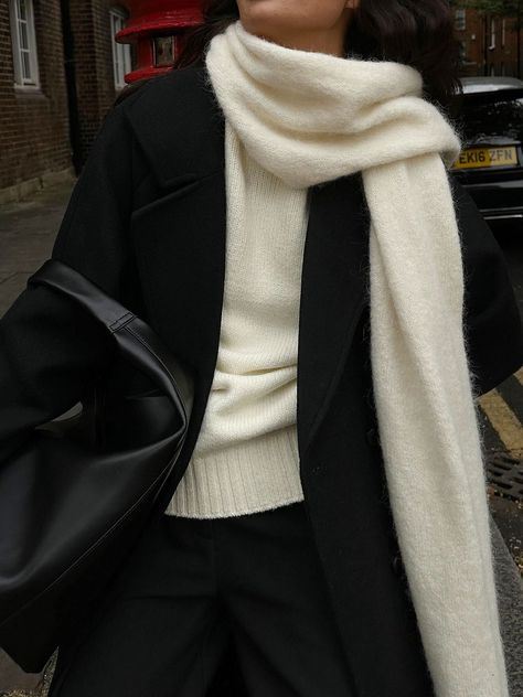 Wide Scarf Check more at https://beautyfashionideas.com/fashion/wide-scarf/ Chilly Fits, Australian Winter Fashion, Grey Sweater Outfit, Oversized Grey Sweater, California Outfits, Scarf Outfit, Fall 24, Looks Party, Ribbed Turtleneck