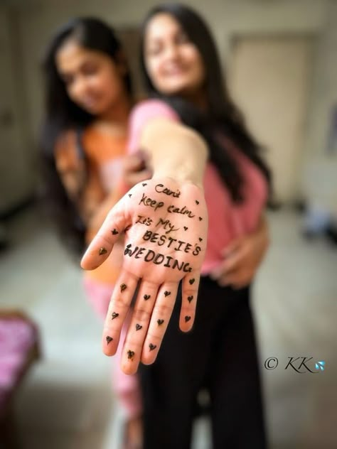 Mehendi Poses With Friends, Bestie Wedding Mehndi Designs, Bride With Friends Poses, Mehndi Design For Best Friend Wedding, Mehandi Outfit Ideas For Bridesmaid, Best Friend Mehandi Design, Mehndi Designs For Friends, Friends Mehndi Design, Mehendi Photoshoot With Friends