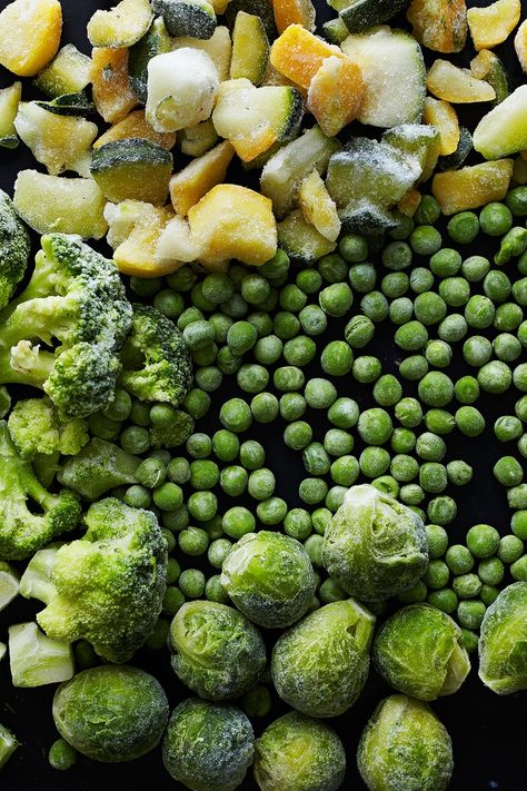 Everything you need to know about cooking with frozen vegetables Frozen Vegetable Recipes, Blue Vegetables, Paleo On The Go, Incredible Edibles, Sensitive Stomach, Frozen Veggies, Edible Food, Frozen Vegetables, Frozen Peas