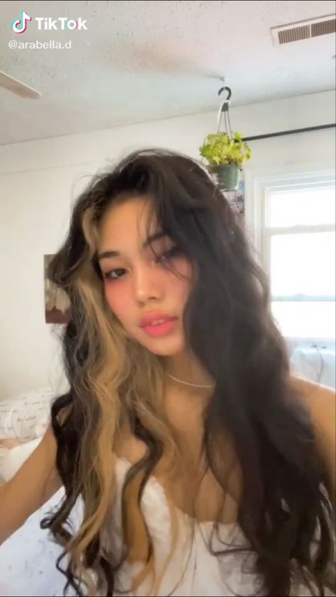 Strawberry Blonde Black Hair, Wavy Peekaboo Hair, Blonde Streak Under Hair, 2b Hair Color Ideas, Natural White Streak In Hair, Inside Dyed Hair, Random Bleached Streaks, Blonde Peekaboos On Dark Hair Curly, Dyed Bangs Ideas