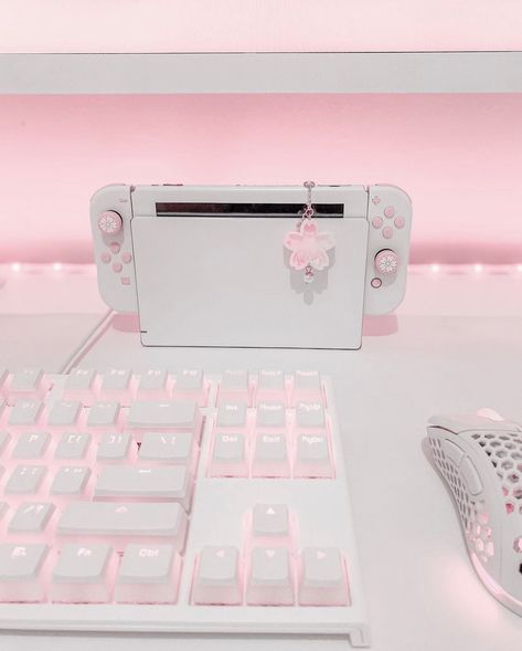 White Mechanical Keyboard, Kawaii Keyboard, White Pudding, Room Computer, Setup Pc, Gaming Desk Setup, Cozy Desk, Setup Gaming, Pink Games