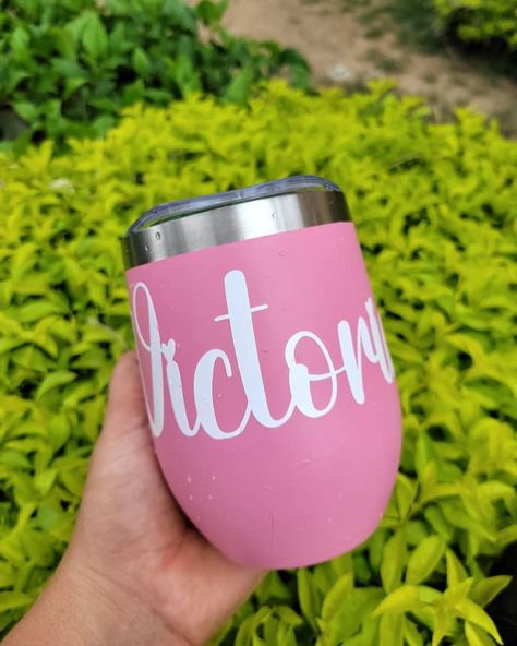 Vasos tipo Yeti personalizados, ideales para conservar por más tiempo tus bebidas frías o calientes Contamos con delivery o pickup, realizamos envíos a nivel nacional Contáctanos 📲 0414-8736097 #vasos #vasospersonalizados #personalizados #papeleriacreativa #papercrafting #gifts Gifts, On Instagram, Instagram