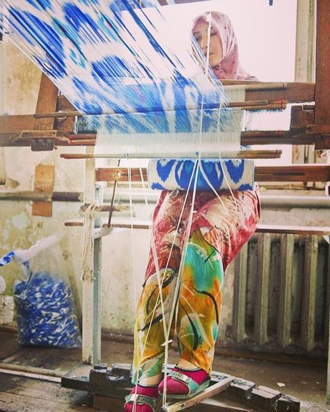 Ikat weaver in Uzbekistan - #ikat #ikatrugs #fabrics #textiles #textiledesign #naturaldyes #handmade #prints #weaving #handwoven #uzbekistan #ihavethisthingwithtextiles Ikat Weaving, Weaving Fabric, Weaving Inspiration, Tenun Ikat, Dream Weaver, Fibres Textiles, Weaving Textiles, We Are The World, Wool Crafts