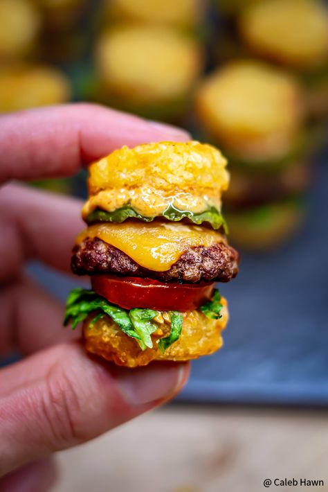 Tater Tot Cheeseburger, Mini Cheeseburger, Mini Sliders, Tator Tots, Mini Burgers, Delicious Appetizer Recipes, Burgers Sandwiches, Dill Pickle, Party Food Appetizers