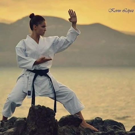 Karate Picture, Karate Photos, Martial Arts Photography, Martial Arts Sparring, Kyokushin Karate, Shotokan Karate, Female Martial Artists, Karate Martial Arts, Martial Arts Girl