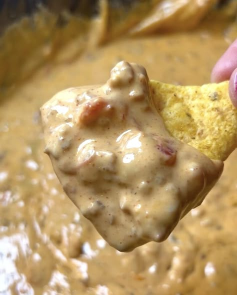 Chorizo Cheese Dip, Cheese Dip Recipes Crockpot, Mexican Cheese Dip Recipes, Chorizo Queso Dip, Best Queso Recipe, Sausage Queso Dip, Cheese Dip Recipes Easy, Chorizo Dip, Chorizo Queso