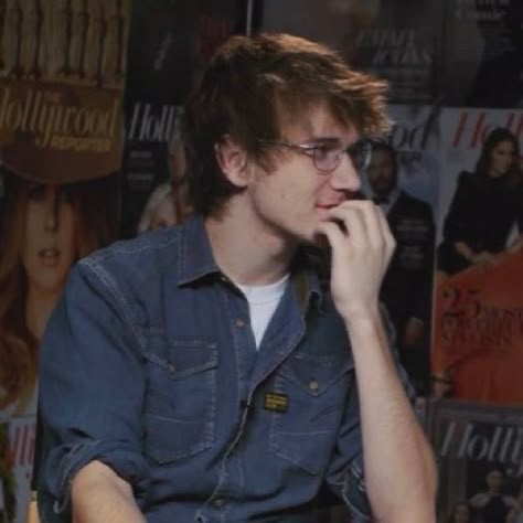 Bo Burnham, A Chair, Pretty Men, Celebrities Male, Funny People, Look Cool, Celebrity Crush, Comedians