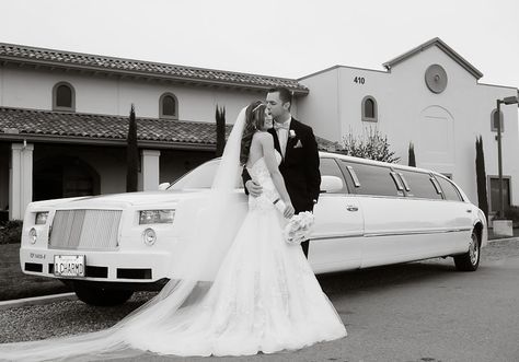 Bride and groom Limo photo  #wedding #photography Gossip Girl Wedding, Wedding Limo Photos, Limo Wedding Pictures, Wedding Limo, Elegant Wedding Themes, Wedding Portrait Poses, Proposal Photos, Wedding Picture Poses, Wedding Couple Poses