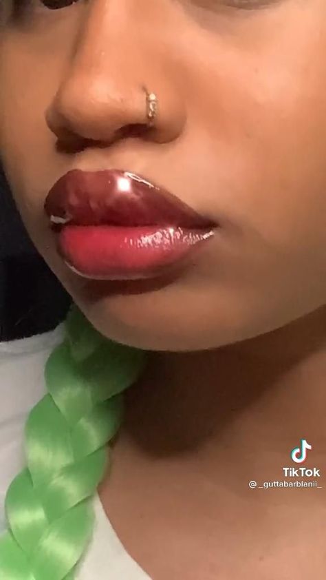 Pink Glossy Lips Dark Skin, Lip Makeup With Eyeshadow, How To Make Lip Liner Last, Lip Outline Makeup, Lip Combos With Eyeshadow, Lip Liner Styles, Lipgloss Dark Skin, How To Do Glossy Lips, Simple Lip Liner Looks