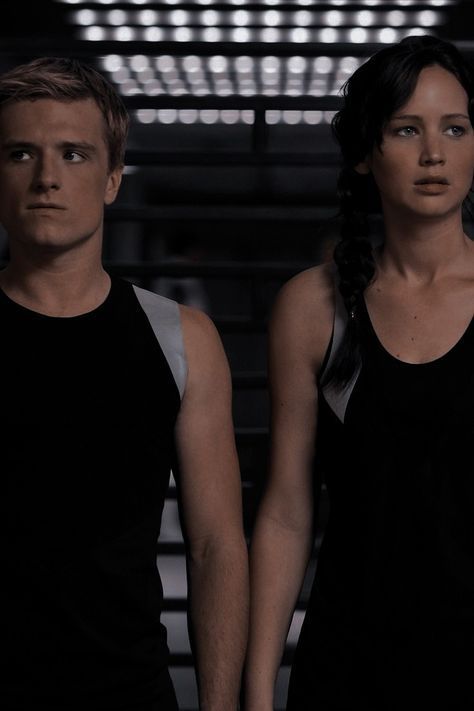 Funny Couple Games, Hunger Games Wallpaper, Hunger Games Peeta, Hunger Games Katniss, Hunter Games, Beau Film, Hunger Games Movies, Hunger Games Fandom, Katniss And Peeta