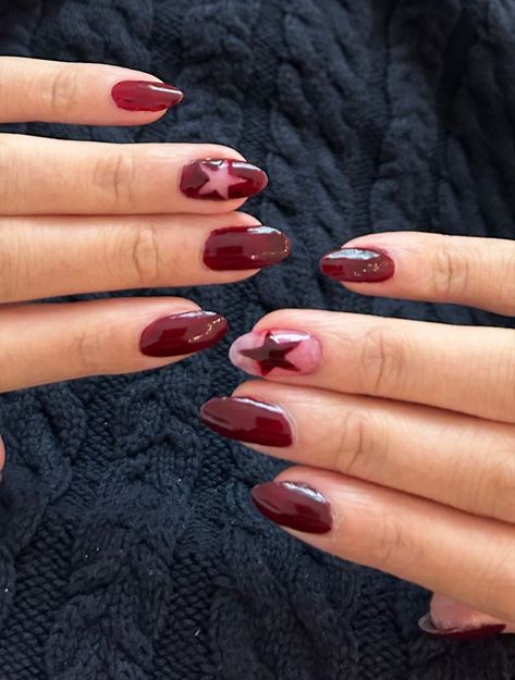 Nails acrylic Star Red Nails, Lana Del Ray Nails Aesthetic, Laufey Inspired Nails, Lana Del Rey Red Nails, Ldr Nails, Mazzy Star Nails, Laufey Nails, Star Nails Ideas, Red Nails With Star