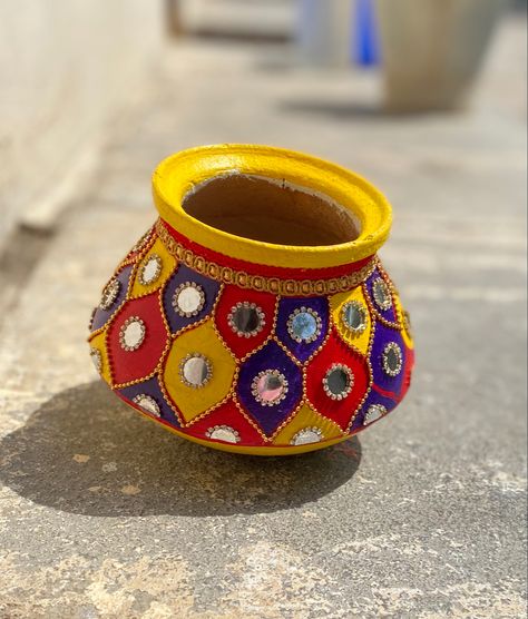 Navratri Pot Decoration, Garba Design Pot, Lippan Art On Pot, Clay Pot Painting Ideas Indian, Matka Decoration Pots Painting, Pot Decorating Ideas Indian, Matli Decoration, Matki Painting Ideas, Pot Painting Ideas Creative