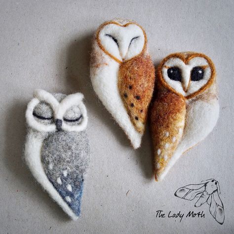 Hi! My name is Żenia also known as The Lady Moth. I create sculptures, brooches and decorations inspired by nature. They are needle felted and wet felted from Needle Felted Owl, Felt Owls, Needle Felting Diy, Felt Owl, Needle Felting Tutorials, Felt Jewelry, Needle Felting Projects, Felting Tutorials, Felt Birds