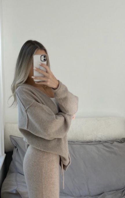 Fall Neutral Outfits, Neutral Outfits Fall, Beige Loungewear, Comfy Home Outfits, Autumn Hairstyles, Fall Outfit Trends, Neutrals Outfit, Neutral Outfit Ideas, For Long Hair Hairstyles