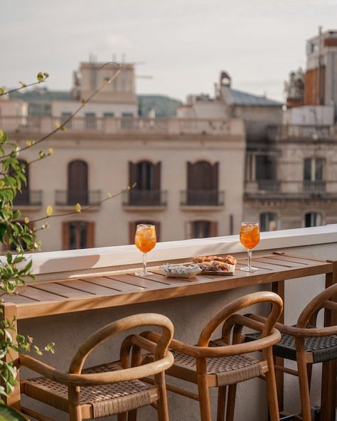 The Best Rooftop bars in Barcelona - Anne Travel Foodie Hotel Pulitzer Barcelona, Rooftop Bar Design, Rooftop Restaurant Design, Home Decor Business, Riad Marrakech, Round Building, Balcony Bar, Decor Business, Travel Foodie