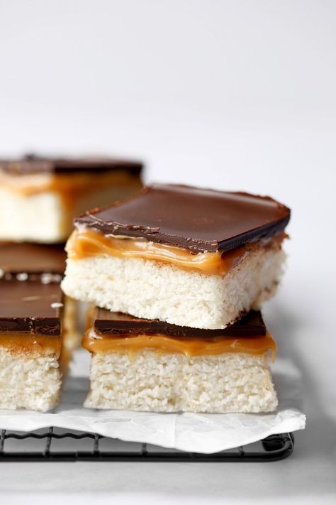 6-Ingredient Caramel Bounty Bars - Nadia's Healthy Kitchen Gluten Free Baklava, Chocolate Cherry Tart, Bounty Bars, Cardamom Cookies, Nadia Lim, Millionaire Shortbread, Salted Caramel Fudge, Caramel Fudge, Chocolate Oats