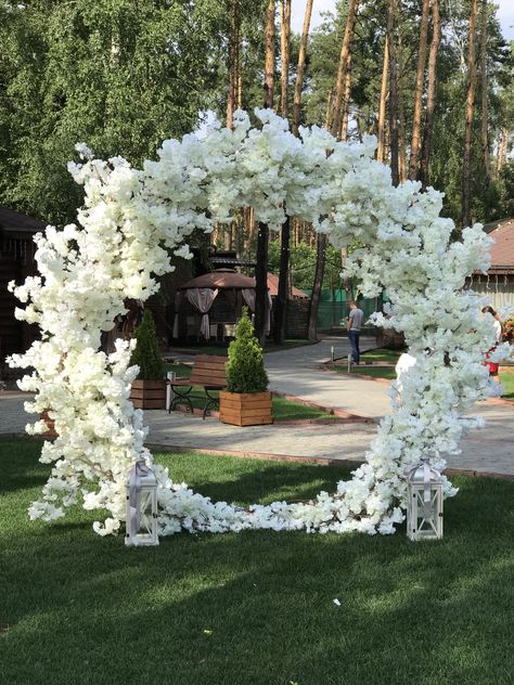 Wedding Backdrop White Flowers, Gatsby Wedding Arch, White Wedding Arches, Outdoor Wedding Arch Ideas, Decoration Ideas For Birthday, Round Arch Backdrop, Flowers Garland, Round Arch, White Wedding Theme