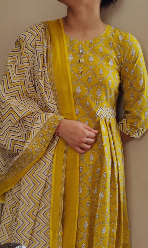 Side Pleats Kurta, Side Plates Kurti Design, Collar Kurti Design Cotton, Side Pleated Kurti Designs, Printed Kurtis Design, Pleated Kurti Designs, Angrakha Design, Blouse Pattern Indian, A Line Kurti Designs