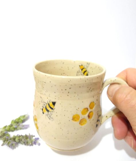 Bee Pottery, Pottery Inspo, Beginner Pottery, Pottery Mug, Bee Design, Pottery Mugs, Creative Space, Bumble Bee, Tea Pots