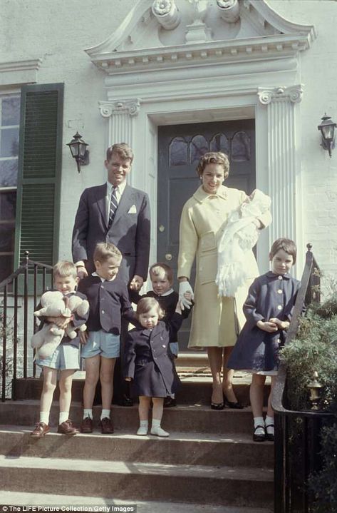 Family portrait of Robert Kennedy (1925 - 1968), his wife Ethel Kennedy, and their childre... Mclean Virginia, Robert Jr, The Jacksons, Julia Roberts, Us History, Family Portrait, History Books, Family Portraits, American History