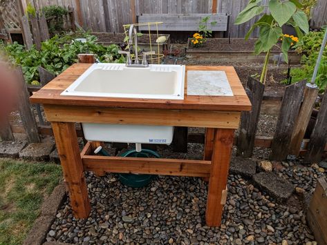 Outdoor Wash Basin, Diy Outdoor Garden, Woodshop Projects, Outdoor Sink, Garden Sink, Cedar Garden, Outdoor Tub, Outdoor Sinks, Patio Makeover