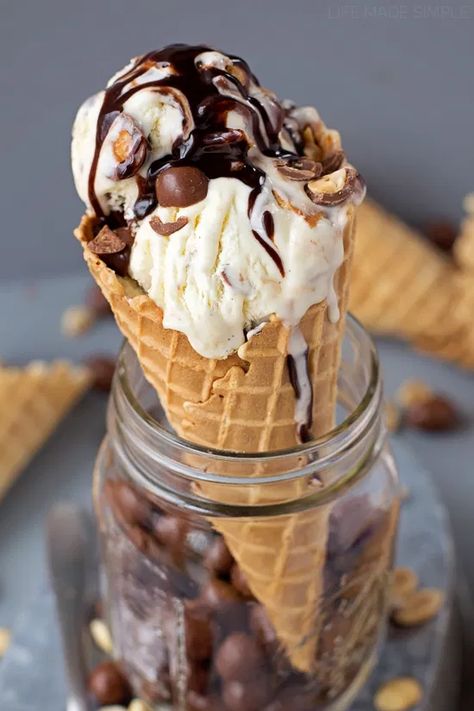 Tin Roof Ice Cream, Ice Cream And Cake, Tasty Ice Cream, Cream Photography, Ice Cream Photography, Ice Cream Lover, Chocolate Covered Peanuts, Making Homemade Ice Cream, Bars Chocolate