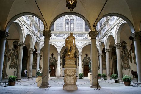 Florenz, San Lorenzo und Palazzo Medici-Ricardi Palazzo Medici Riccardi, Filippo Brunelleschi, European Palace, European Architecture, Italian Villa, Classical Architecture, San Lorenzo, Chiaroscuro, Historical Architecture