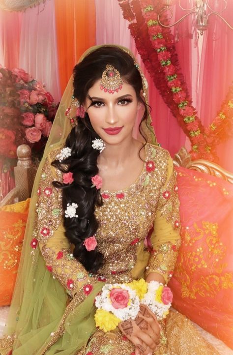 Mehandi Night Dress For Bride, Gaye Holud Makeup, Holud Hairstyles, Outfits For Bridesmaid, Holud Outfit, Night Dress For Bride, Mehndi Stage Decor, Mehndi Hair, Bride Mehandi