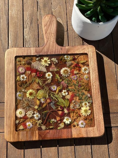 What Can We Make With Clay, Wooden Chopping Board Ideas, Serving Board Ideas, Homemaking Projects, Resin Tray Ideas, Resin Chopping Board, Artsy Party, Resin Wood Art, Resin Cheese Board