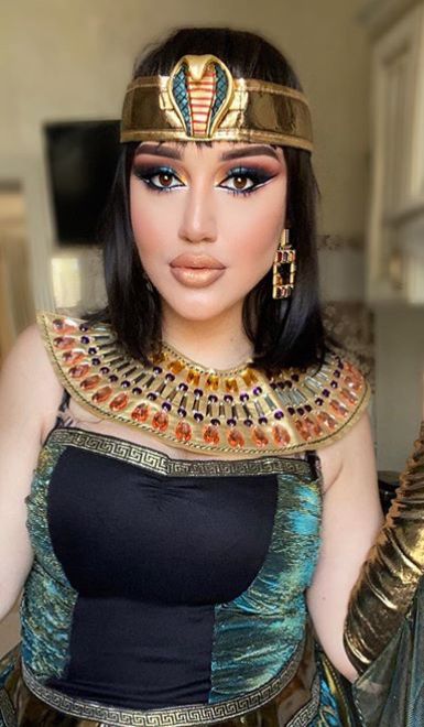 Queen Of Nile Makeup, Cleopatra Makeup Ideas, Egyptian Goddess Makeup, Cleopatra Eye Makeup Tutorial, Cleopatra Makeup, Makeup Highlight, Egyptian Makeup, Celestial Wedding Theme, Goddess Makeup