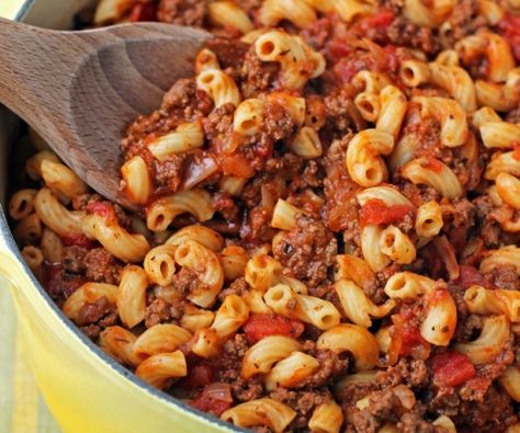 Beefy American Goulash American Chop Suey, Emily Bites, American Goulash, Resep Pasta, Elbow Pasta, Noodle Recipe, Goulash Recipes, Chop Suey, Elbow Macaroni