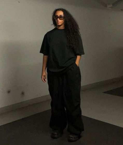 Oversized Outfit Black Women, All Black Baggy Outfit, All Black Streetwear Women, All Black Fits, All Black Fit, Chubby Style, Black Streetwear, Classy Casual Outfits, Loose Outfit