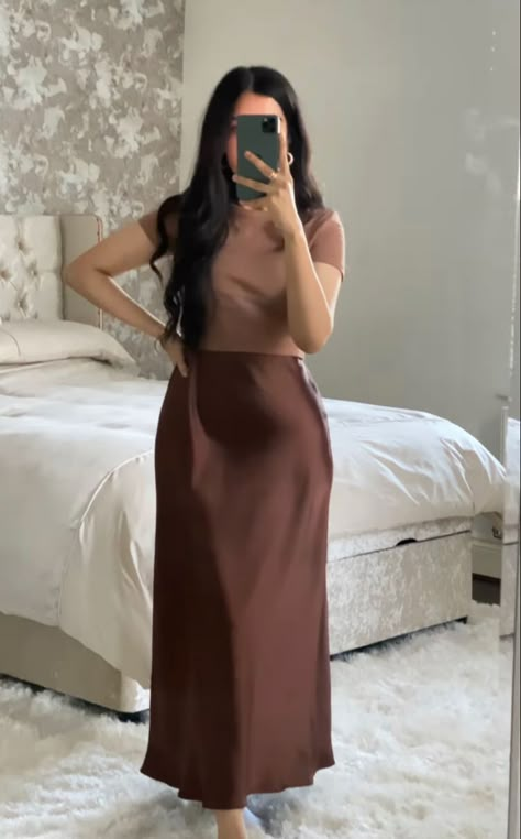 Elegant Christian Outfits, Earth Tones Outfit Summer, Wide Back Body Type Outfits, Classy Modest Aesthetic, Modesty Aesthetic Outfit, Essentials Tshirt Outfits, Modest Skirt Outfits Aesthetic, Chruch Girl Outfits, Receptionist Outfit Front Desk Summer