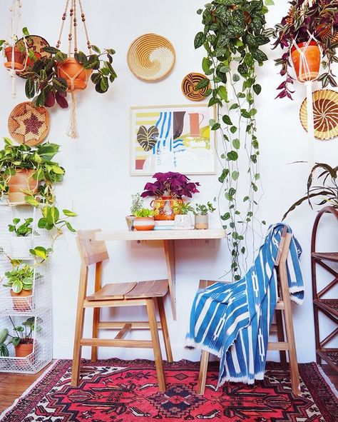 Katie Mack (@katiemackmusic) • Instagram photos and videos Desert Modern Decor, Small Open Concept, Tiny Dining Rooms, Kitchen Ikea, Deco Studio, Minimal Decor, Colorful Chairs, Space Decor, Small Dining