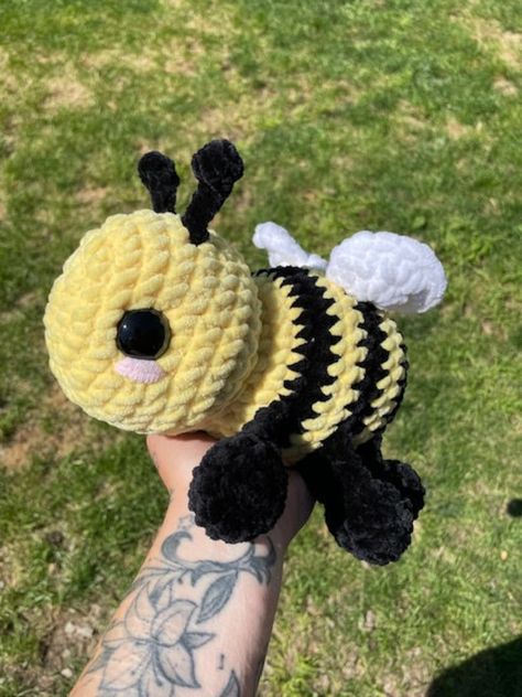 Crochet Bumblebee Amigurumi: Learn how to make this adorable and easy-to-crochet amigurumi bee! Perfect for beginners, this pattern is great for a quick project or to give as a gift. 🐝 #amigurumi #crochet #bee #pattern #beginner. #Amigurumi_Patterns #Crochet_Ideas_Stuffed_Animals #Knitted_Stuffies #Bumblebee_Crochet_Pattern Bumblebee Crochet Pattern Free, Bee Crochet Patterns Free, Crochet Plushie Ideas, Crochet Animals Free Patterns Easy, Bumblebee Crochet, How To Start Crochet, Crochet Bumblebee, Crochet Bee Pattern, Jing Y Jang