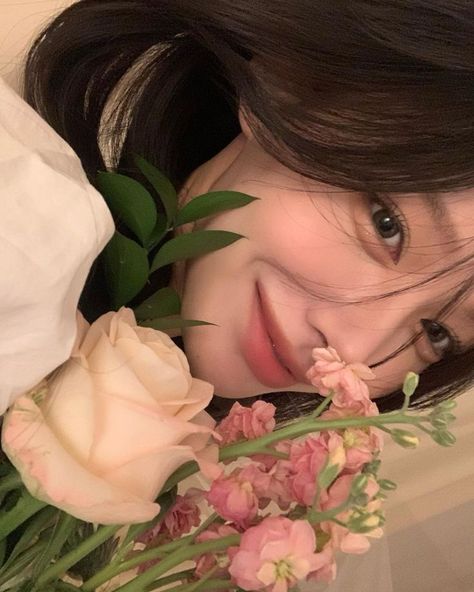 Douyin Aesthetic, Picture With Flowers, Unfiltered Pictures, Skirt Outfit Inspiration, Weibo Girl, Sweater Skirt Outfit, Ulzzang Korea, Ideal Girl, Park Pictures