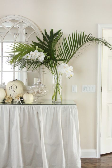 Easy Elegant Tropical Arrangements - Starfish Cottage Tropical Arrangements, Flowers In Vases, Tropical Centerpieces, Tropical Floral Arrangements, Tropical Flower Arrangements, Tropical Interior, Popular Interior Design, Tropical Home Decor, Flowers Arrangements