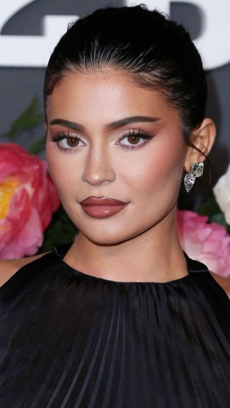 Kylie Jenner, 2022 CFDA Fashion Awards Kendall Jenner Maquillaje, Kylie Jenner Eyes, Kylie Jenner Makeup Look, 90s Makeup Look, Hair Stations, Red Carpet Makeup, Kylie Makeup, Glam Wedding Makeup, Cfda Fashion Awards