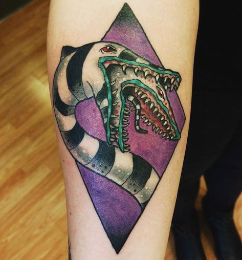 Alison Poppy on Instagram: “Sandworm tattoo by @stephanienuzzolilo @loandbeholdtattoo #sandword #beetlejuice #beetlejuicebeetlejuicebeetlejuice #timburton…” Sandworm Beetlejuice Tattoo, Sandworm Tattoo, Beetlejuice Art, Horror Sleeve, Beetlejuice Tattoo, Tattoo Prints, Tim Burton Tattoo, Beetlejuice Sandworm, Future Aesthetic